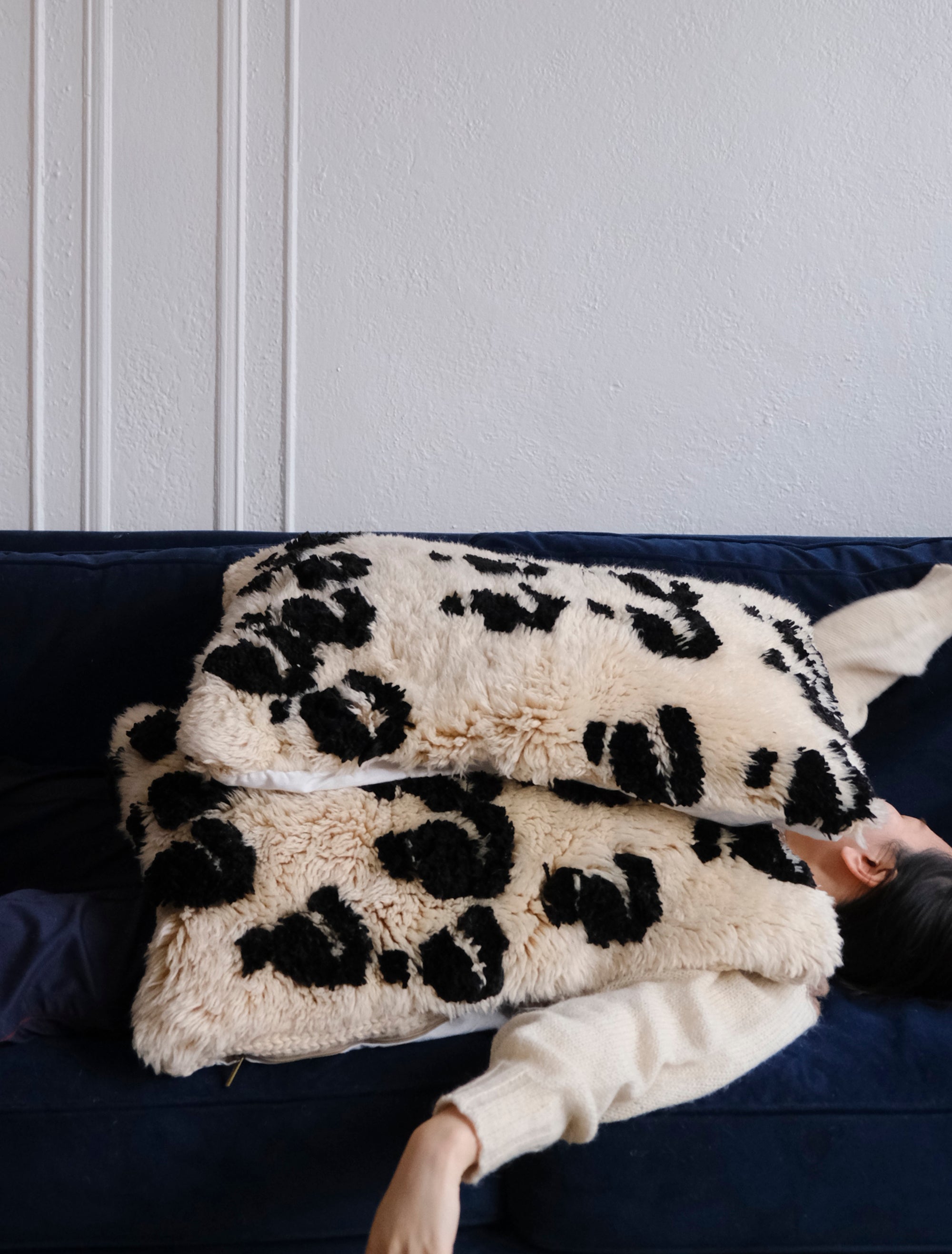 Introducing the "Question Marks" cushion – it's like a soft puzzle for your space! The ivory base is sprinkled with cute black question marks, making it fuzzy, soft, and a little bit quirky. Sized at 55x55cm, it's a cozy addition with a touch of playful elegance. Perfect for those who like their décor with a hint of curiosity