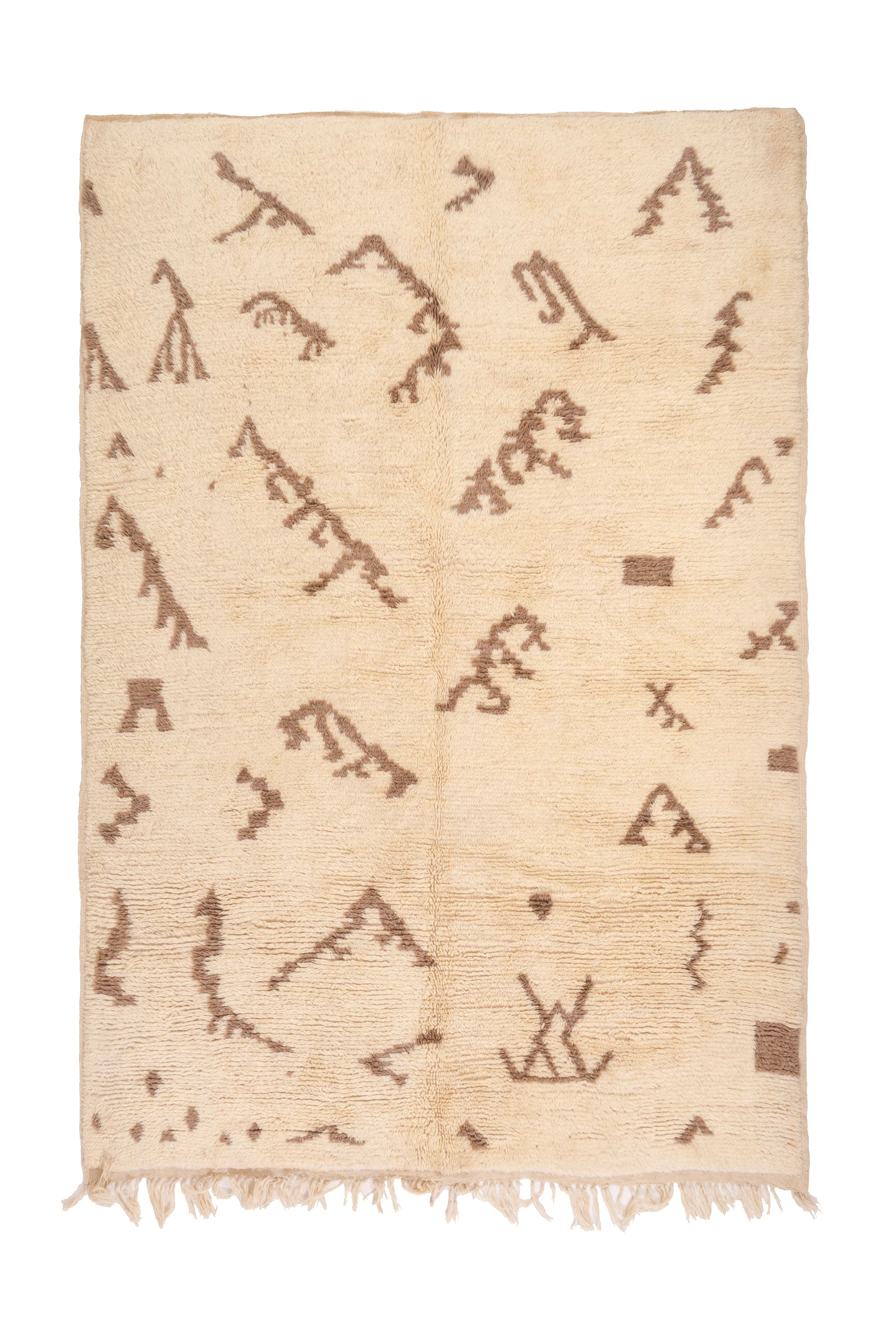  Classic Ivory Mountain Escape Rug: Featuring a serene ivory base adorned with intricate brown mountain motifs, this Berber rug captures the essence of timeless mountain landscapes in every thread.