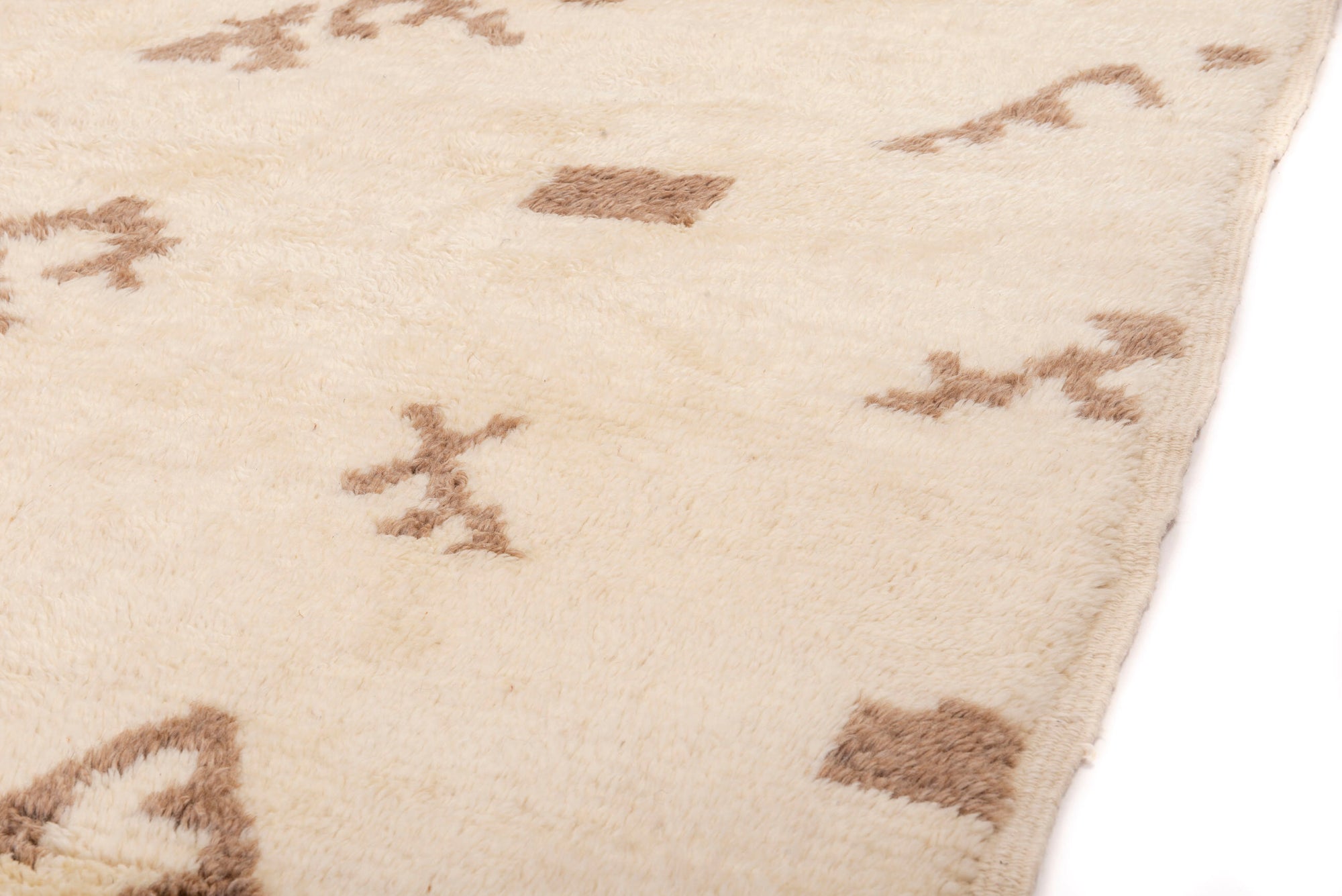  Classic Ivory Mountain Escape Rug: Featuring a serene ivory base adorned with intricate brown mountain motifs, this Berber rug captures the essence of timeless mountain landscapes in every thread.
