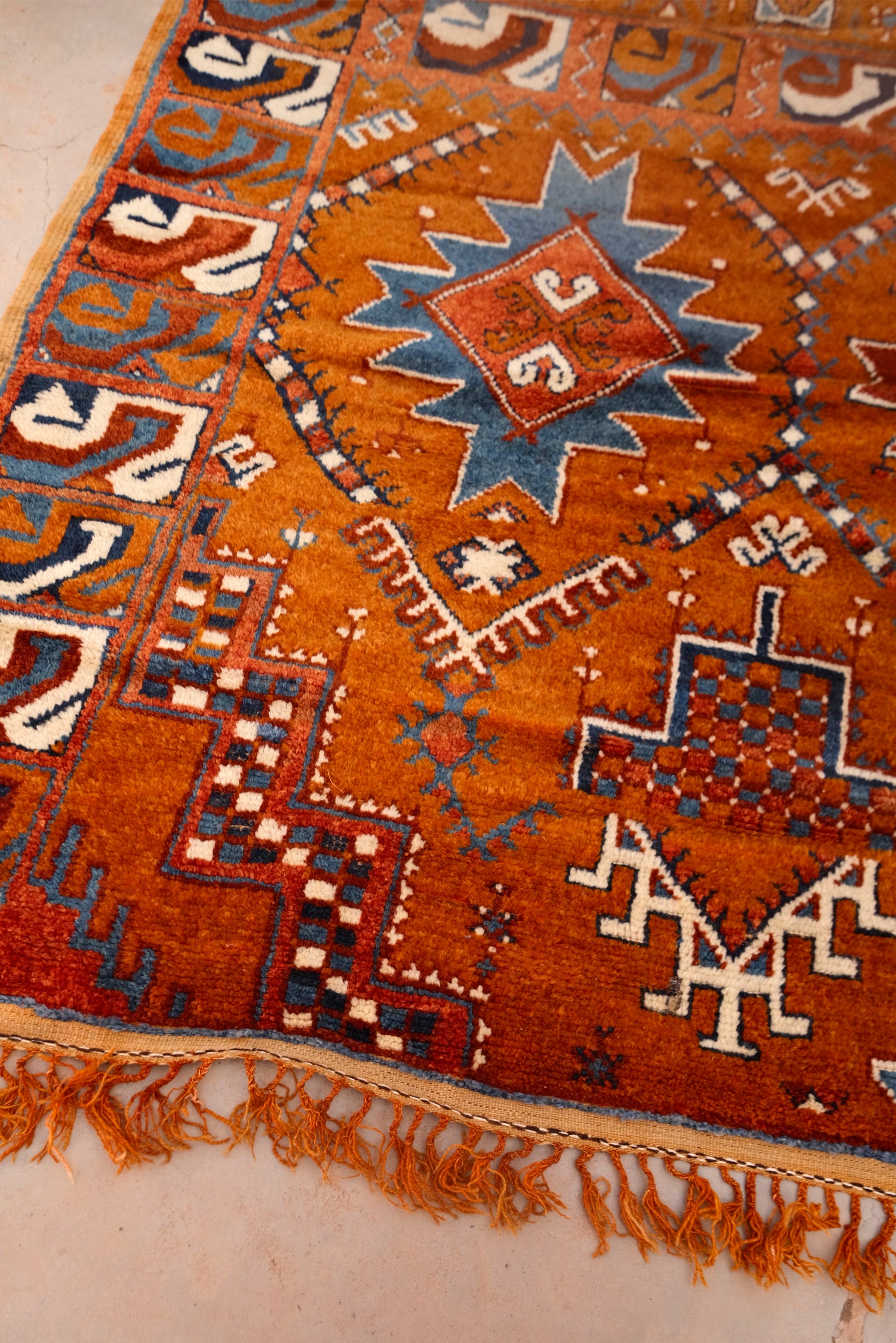  Explore unparalleled beauty with our Atlas Heritage Radiance Glawi Rug. Meticulously crafted using the highest weaving technique in the High Atlas Mountains, this museum-quality rug is a rare find. With natural dyes and a distinctive reddish-brown tone, this 50-year-old new, dead-stock piece is a unique testament to traditional craftsmanship. Limited availability.