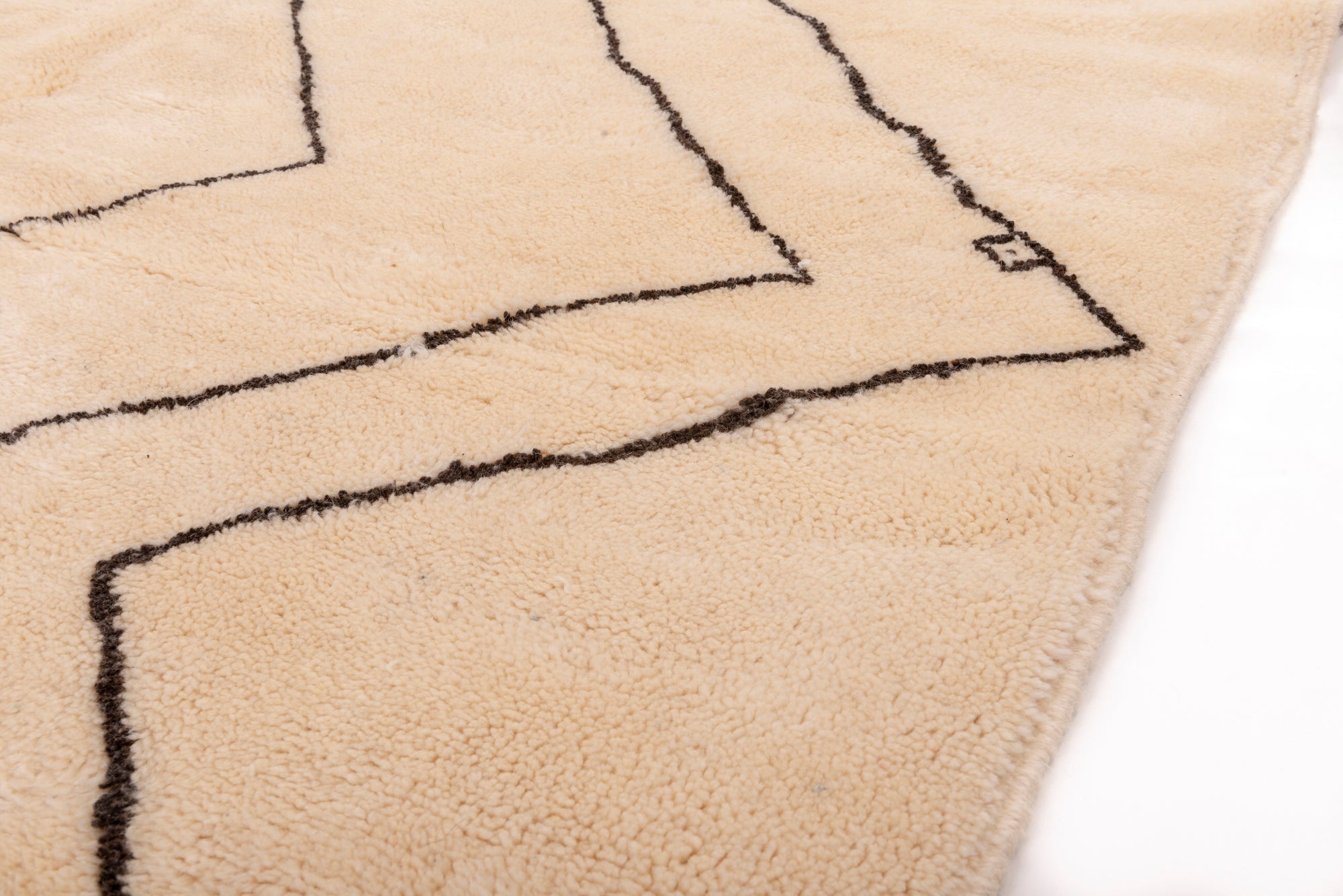 Elevate your home with our 'Ivory Zigzag Delight Rug.' Featuring a classic ivory base with understated black zigzag patterns and charming tassels, this rug effortlessly combines traditional charm with contemporary style, making it an ideal choice to complement your interior design